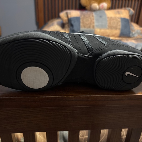 Nike Black and White Athletic Shoes Like New - Picture 3 of 5